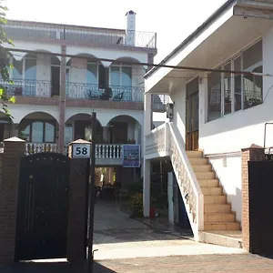 Merab House فندق مبيت وإفطار باتومي